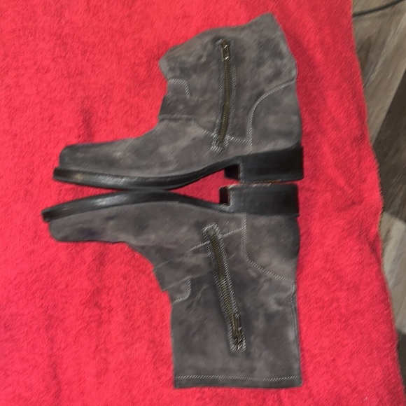 Frye gray suede buckled ankle boots, ladies size 8 - Picture 3 of 8